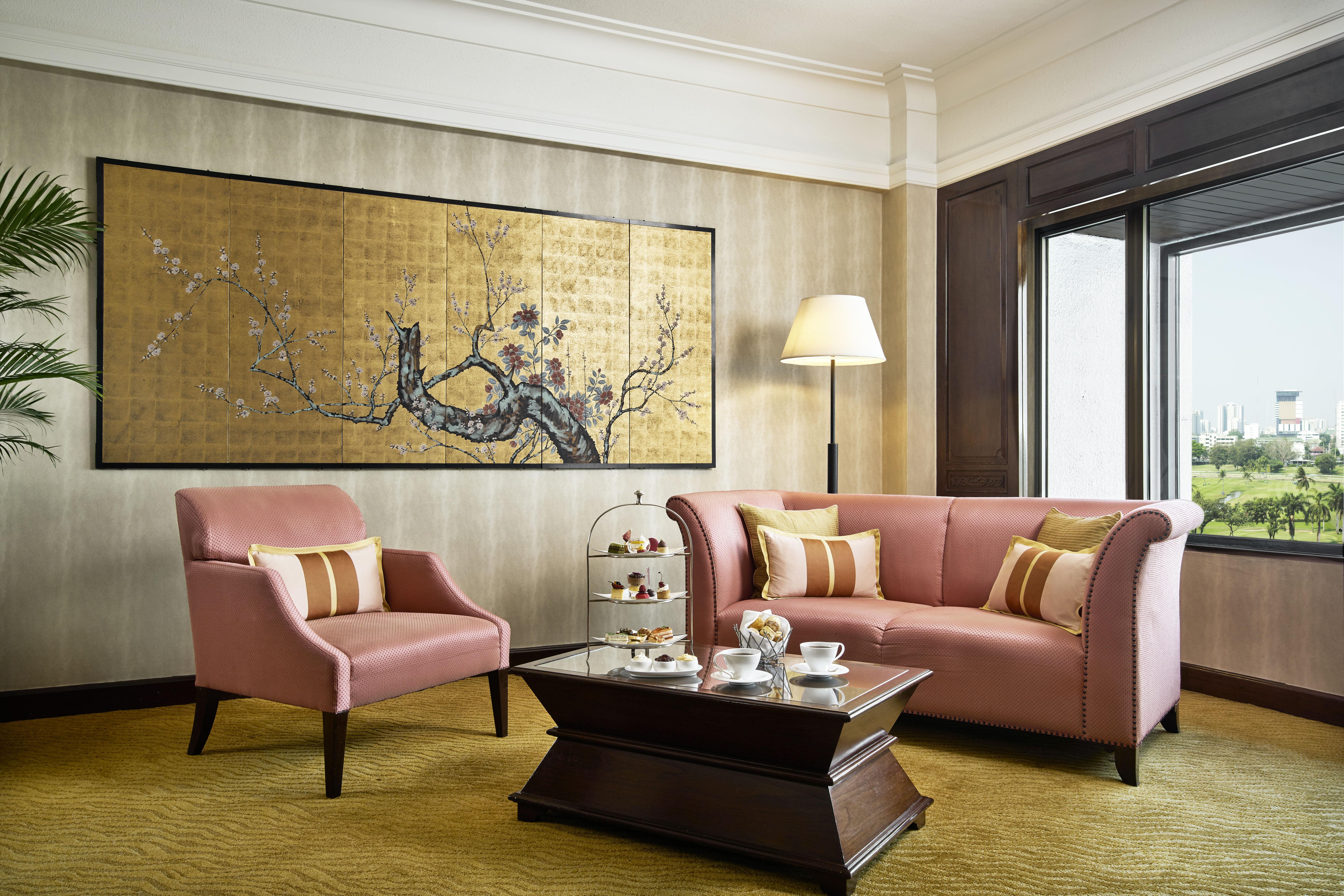 Anantara Siam Bangkok Hotel Exteriér fotografie A living room in a suite at the Mandarin Oriental, Beijing