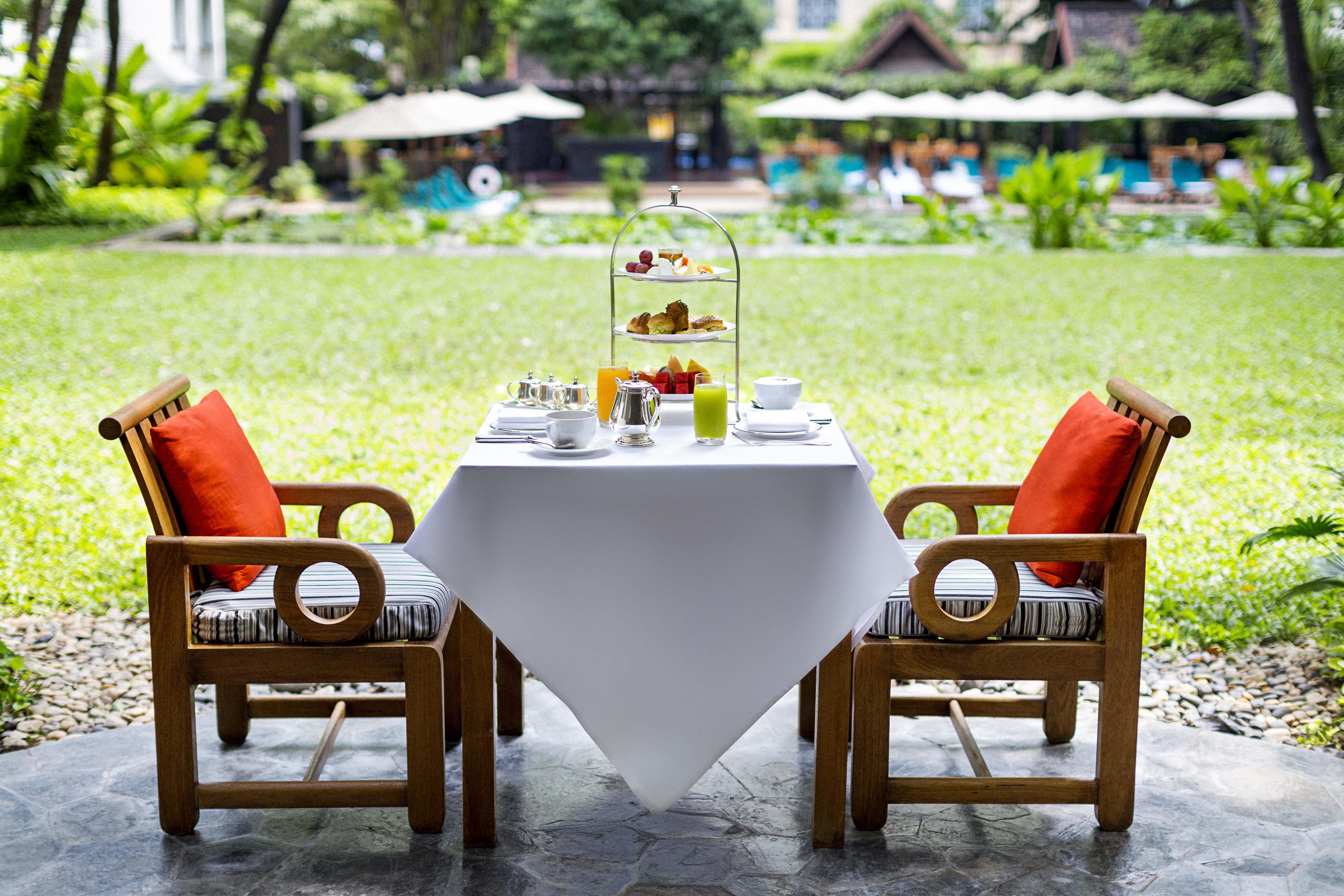 Anantara Siam Bangkok Hotel Exteriér fotografie Afternoon tea at the hotel