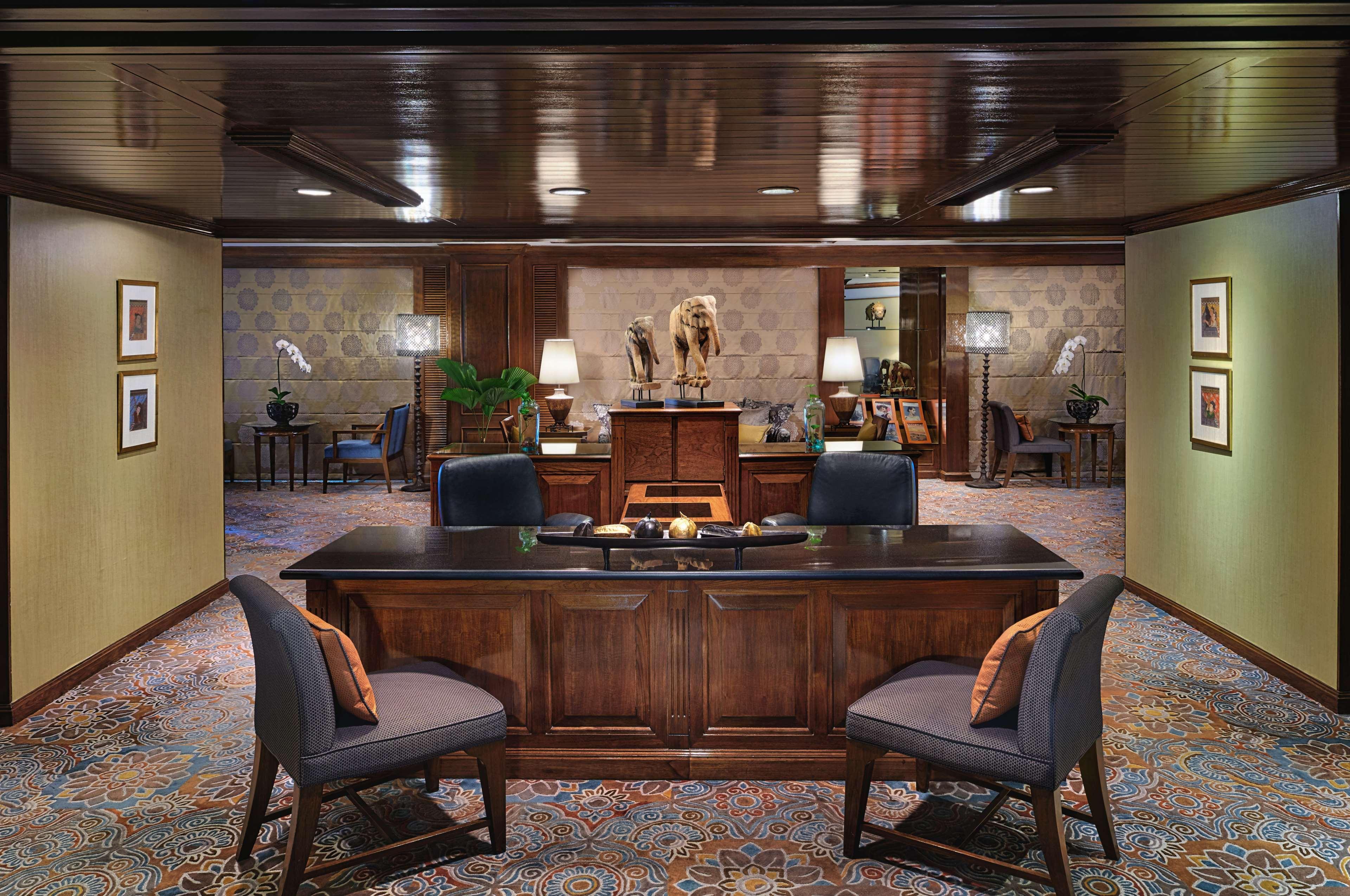 Anantara Siam Bangkok Hotel Exteriér fotografie The Concierge Desk at the Four Seasons Hotel, Hong Kong